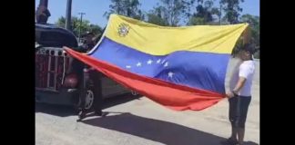 VÍDEO – Venezuelanos que moram em Joinville comemoram prisão de Maduro