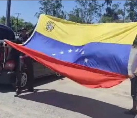 VÍDEO – Venezuelanos que moram em Joinville comemoram prisão de Maduro